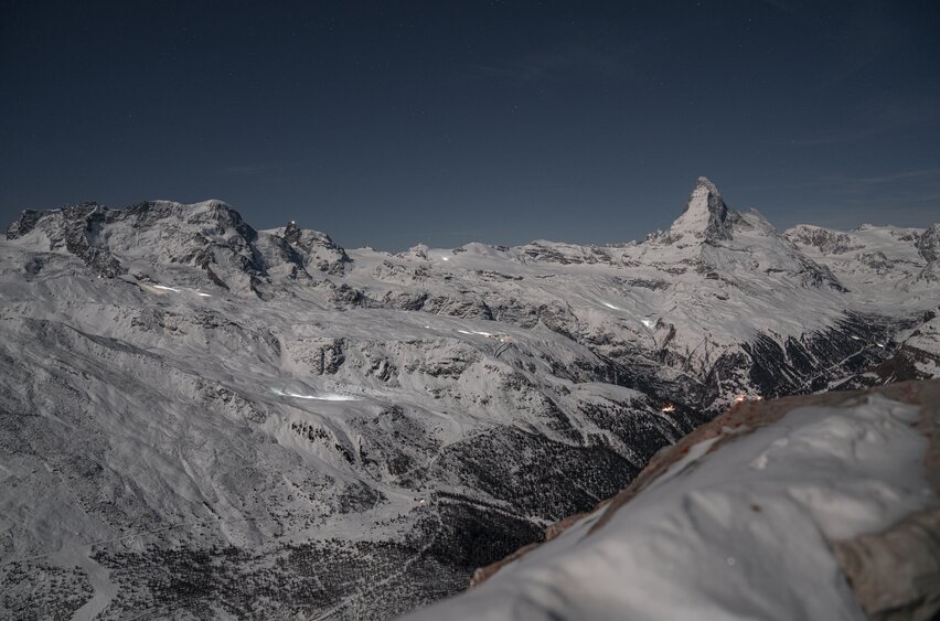Blick vom Rothorn in der Dunkelheit auf das Matterhorn | © Gabriel_Perren