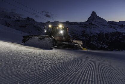 Il battipista distribuisce la neve | © Zermatt Bergbahnen