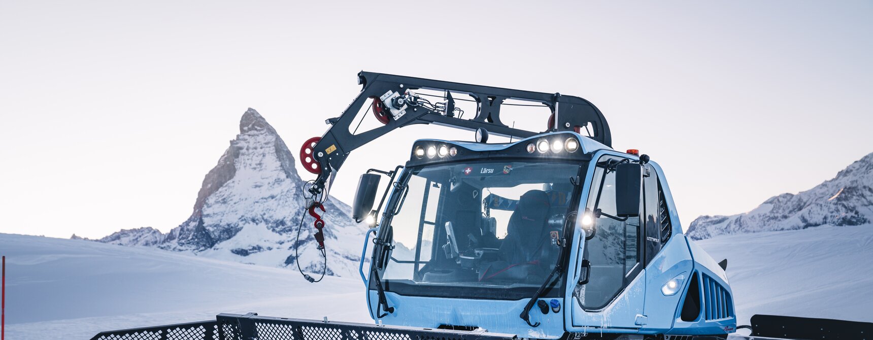 Pistenfahrzeug mit Winde bei Morgendämmerung | © Zermatt Bergbahnen