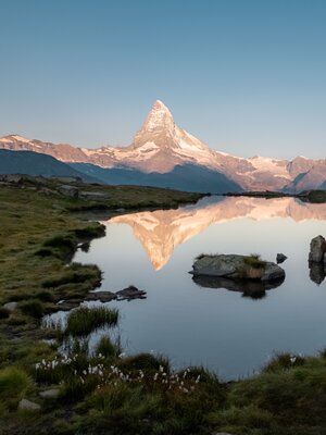 Sunrise at Lake Stellisee with an unobstructed view of the Matterhorn and the reflection of the Matterhorn in the lake | © Basic Home Production 