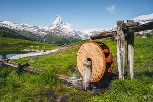 Hölzernes Wasserrad für Spiel und Spass am Leisee  | © Zermatt Bergbahnen 