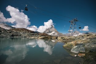 Der Theodulsee auf Trockener Steg, das Matterhorn und die Gondeln der Glacier Ride | © Mitch Pitmann
