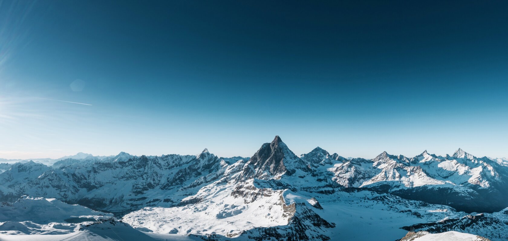 Matterhorn Alpine Crossing | © Gabriel Perren Eine atemberaubende Gletscherlandschaft mit einem Ausblick auf etliche Viertausender zeigt sich beim Matterhorn Alpine Crossing. | © Gabriel Perren