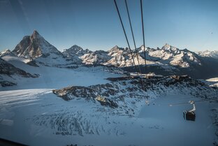 Die Glacier Ride und im Hintergrund das Matterhorn und umliegende Viertausender. | © Christian Schartner