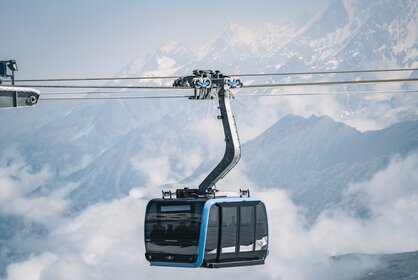 La funivia Matterhorn Glacier Ride 2 fluttua sopra il ghiacciaio.  | © Gabriel Perren