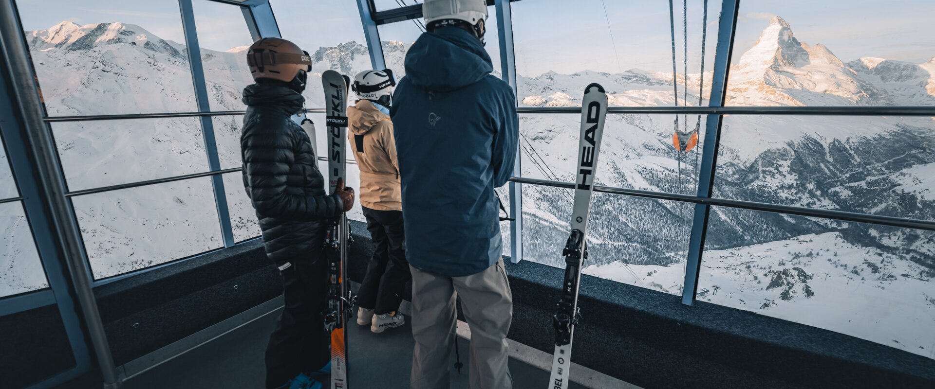 Ski Rothorn | © Gabriel Perren Drei Skifahrer schauen von der Rothornbahn aufs Matterhorn | © Gabriel Perren