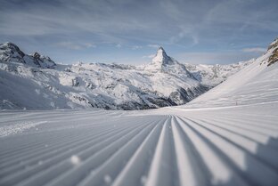 Frisch präparierte Piste mit dem Matterhorn im Hintergrund. | © Zermatt Bergbahnen