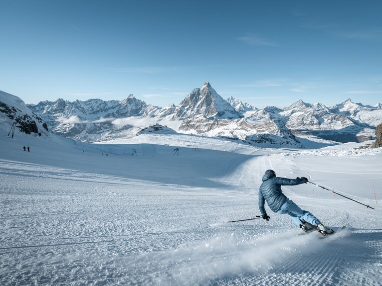Un skieur effectue de belles courbes sur la piste Matterhorn Glacier Paradise.  | © Pascal Gertschen