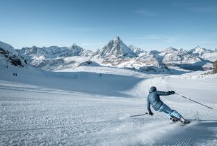 Uno sciatore compie splendide curve lungo la pista del Matterhorn Glacier Paradise.  | © Pascal Gertschen