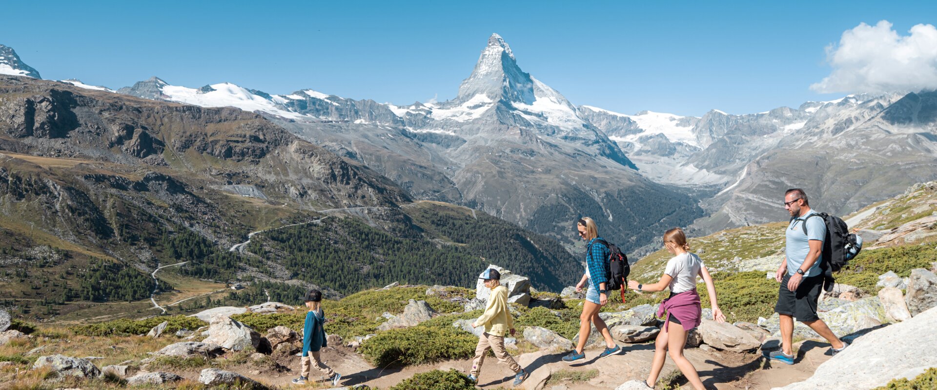 Familienwandern im Rothorn Paradise | © Basic Home Production Eine Familie wandert inmitten der Zermatter Fauna und Flora | © Basic Home Production