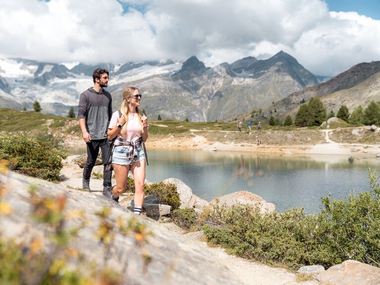Randonnée au Grünsee, entouré d'un magnifique décor de montagnes | © Basic Home Production 