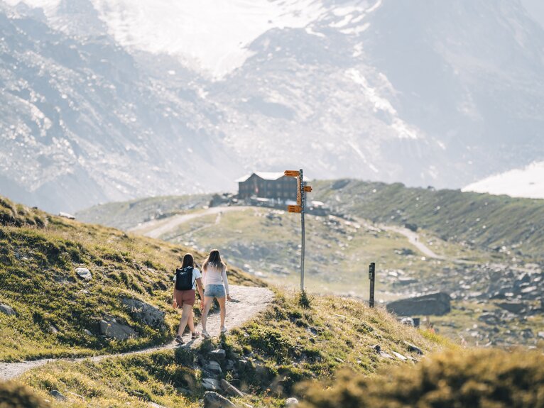 The guests orientate themselves by the yellow signposts about the different hiking trails | © Gabriel Perren