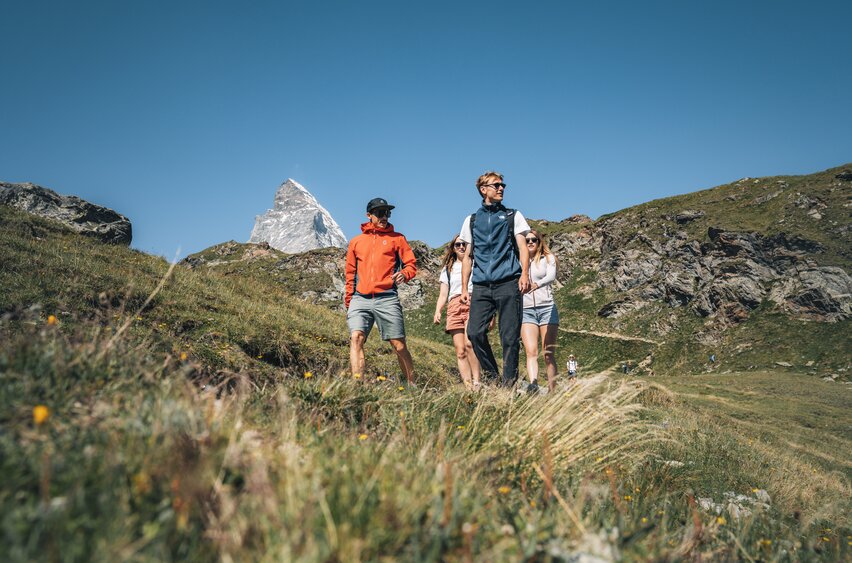 Escursione con gli amici sul Schwarzsee con il Cervino sullo sfondo | © Gabriel Perren