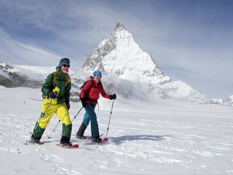 Zwei Schneeschuhläufer vor dem Matterhorn | © Michi_Portmann