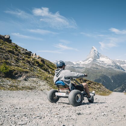 A man rides a mountain cart from Sunnegga to Blauherd.  | © Gabriel Perren