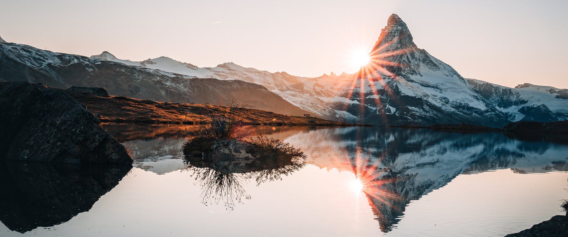 Sonnenaufgang am Stellisee | © Gabriel Perren In herbstlicher Stimmung spiegelt sich das Matterhorn beim Sonnenuntergang im Stellisee. | © Gabriel Perren