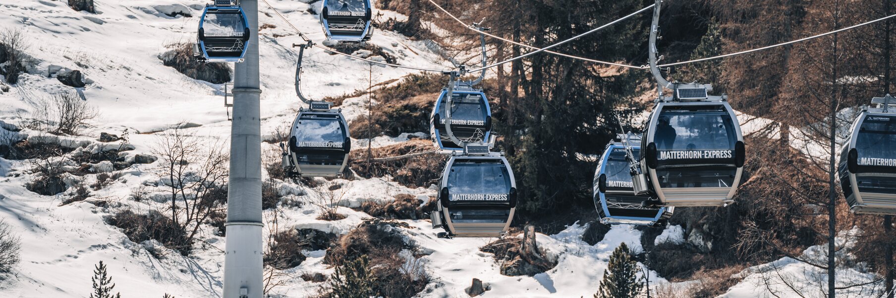 Matterhorn Express | © Gabriel Perren Die Aneinanderreihung der fahrenden Gondel zeigt silbrige und blaue Kabinen | © Gabriel Perren