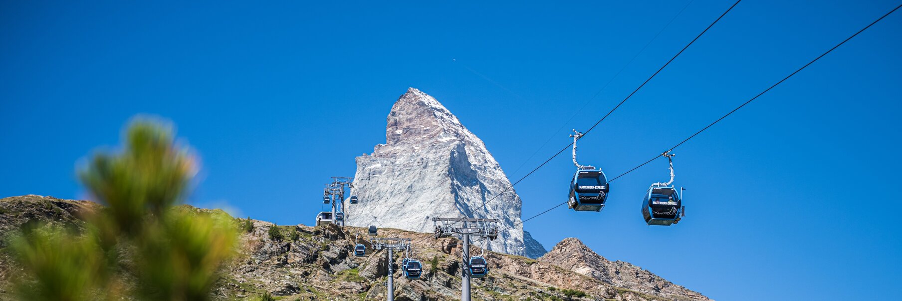 Matterhorn Express Schwarzsee | © Michael Portmann Matterhorn Express fahren Richtung Schwarzsee. Im Hintergrund thront das Matterhorn | © Michael Portmann