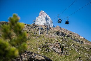 Matterhorn Express fahren Richtung Schwarzsee. Im Hintergrund thront das Matterhorn  | © Michael Portmann