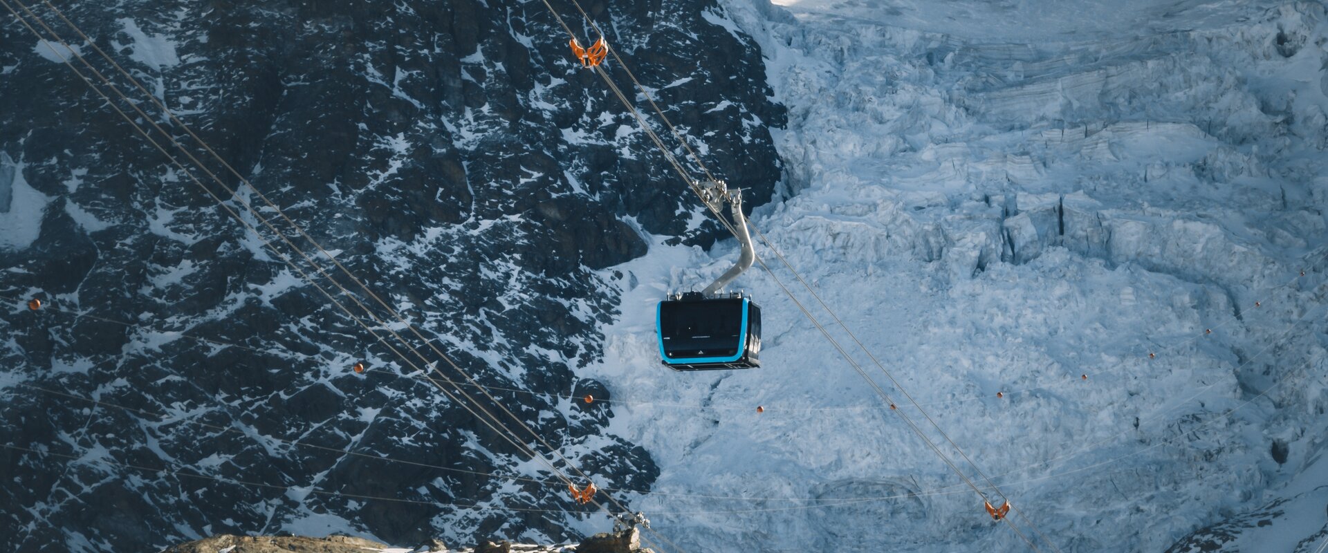 Matterhorn Glacier Ride 1 | © Gabriel Perren Matterhorn Glacier Ride 1 schwebt über den Theodulgletscher. Eiskluften erscheinen hinter der blauen Gondel. | © Gabriel Perren
